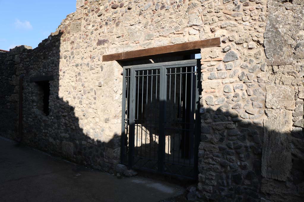 I.8.19 Pompeii. December 2018.
Looking north towards window and entrance doorway on Vicolo dell’Efebo. Photo courtesy of Aude Durand.
