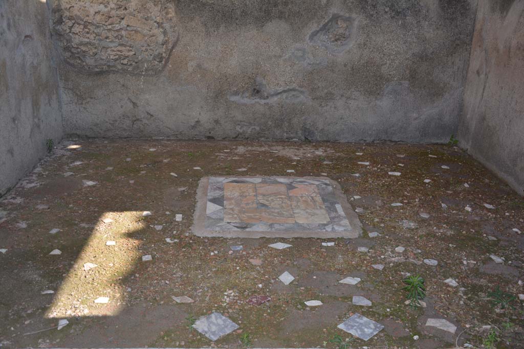 I.9.1 Pompeii. October 2019. Room10, looking east across flooring in ala.
Foto Annette Haug, ERC Grant 681269 D�COR.
