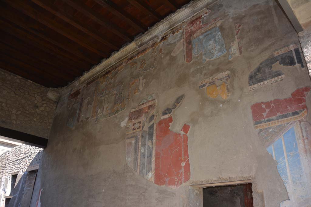 I.9.1 Pompeii. October 2019. Room 7, looking north along east wall of tablinum, with doorway into triclinium 8, lower right.
Foto Annette Haug, ERC Grant 681269 D�COR.



