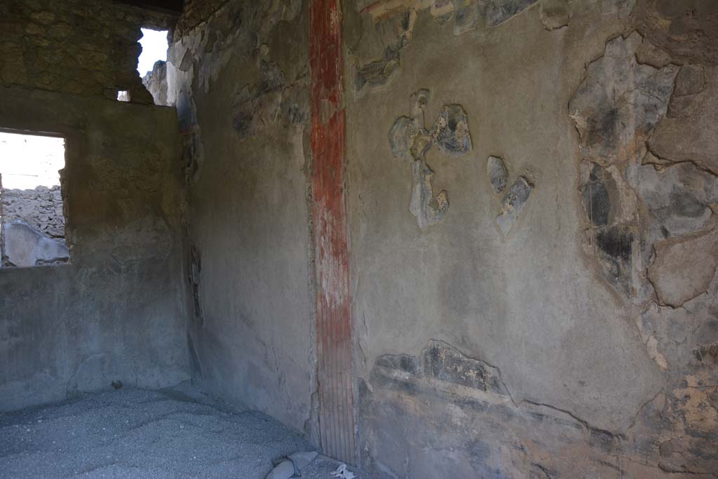 I.9.1 Pompeii. October 2019. Room 8, window in north wall into room 9, north-east corner and east wall of triclinium.
Foto Annette Haug, ERC Grant 681269 D�COR.

