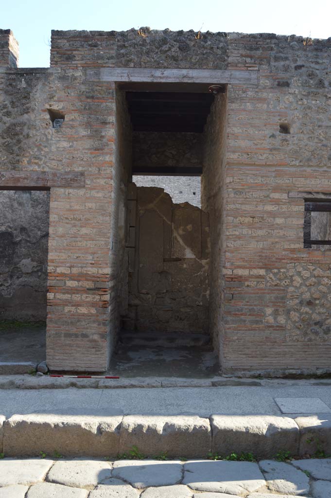I.9.1 Pompeii. October 2017.
Looking towards entrance doorway on south side of Via dell’Abbondanza.
Foto Taylor Lauritsen, ERC Grant 681269 DÉCOR.