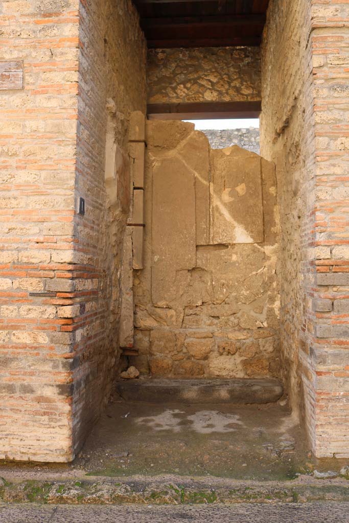 I.9.1. Pompeii. December 2018.
Looking south to entrance doorway. Photo courtesy of Aude Durand.