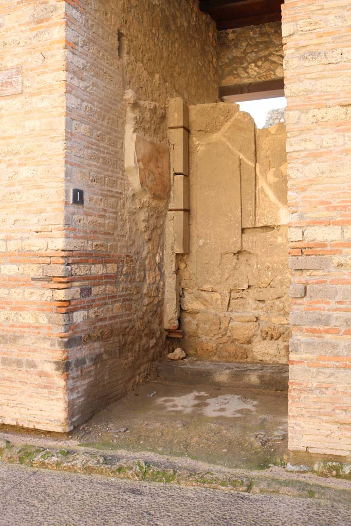 1.9.1 Pompeii. December 2018.
Looking towards east wall of the entrance vestibule. Photo courtesy of Aude Durand.