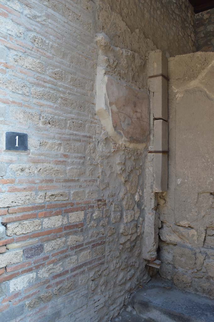 I.9.1 Pompeii. October 2017.
East wall of entrance vestibule, with detail of wall painting of Hercules and Mercury.
Foto Taylor Lauritsen, ERC Grant 681269 DÉCOR.