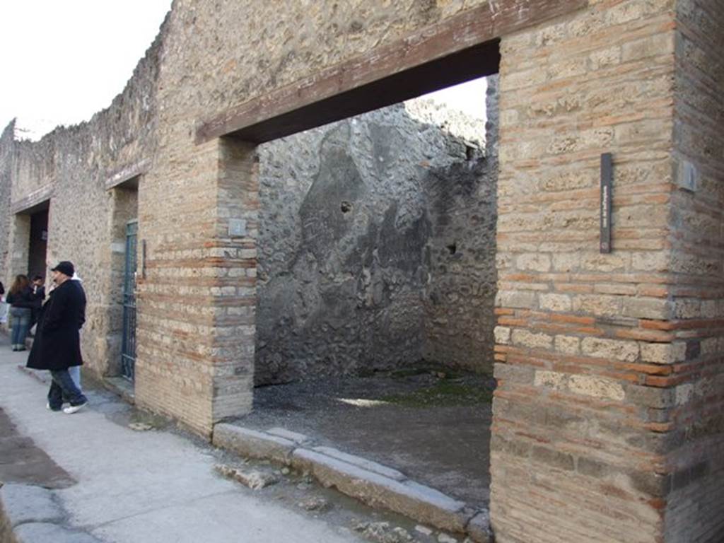 I.9.2 Pompeii. December 2007. South wall with doorway to atrium of I.9.1.