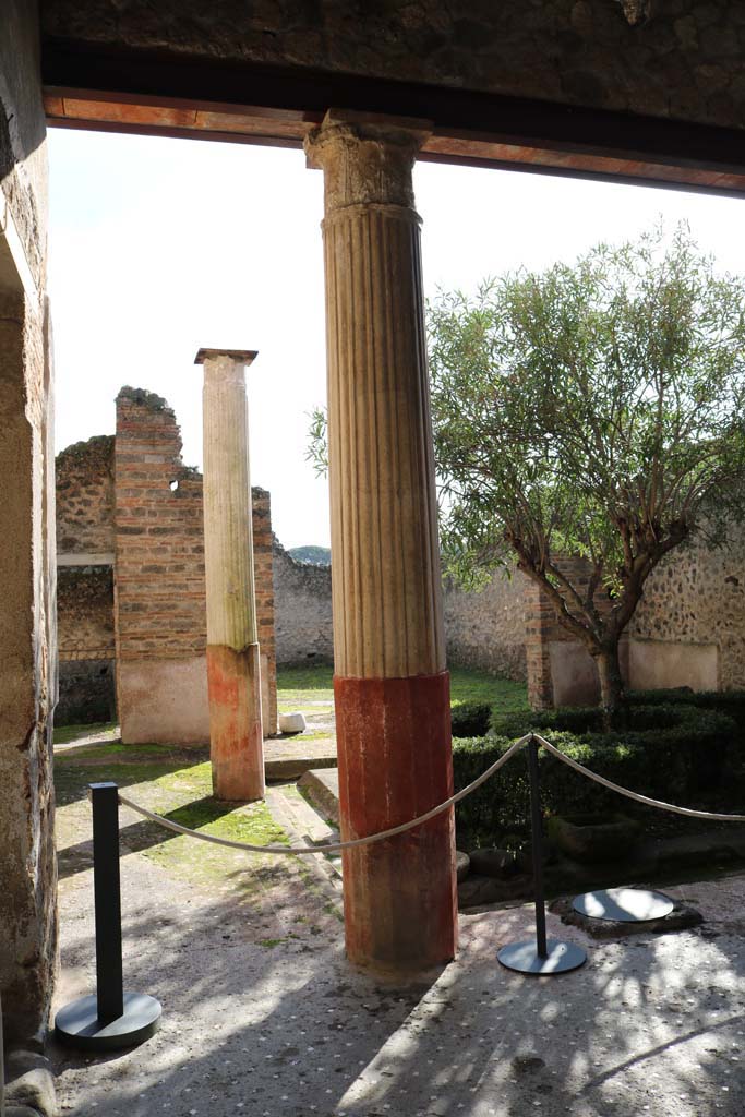 I.9.5Pompeii. December 2018.
Looking south along east portico. Photo courtesy of Aude Durand.
