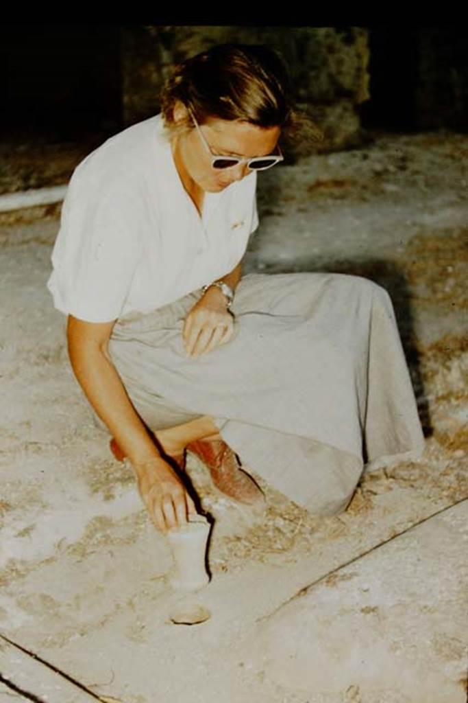I.9.5 Pompeii. 1957. Wilhelmina Jashemski with plaster-cast. Photo by Stanley A. Jashemski.
Source: The Wilhelmina and Stanley A. Jashemski archive in the University of Maryland Library, Special Collections (See collection page) and made available under the Creative Commons Attribution-Non Commercial License v.4. See Licence and use details.
J57f0478