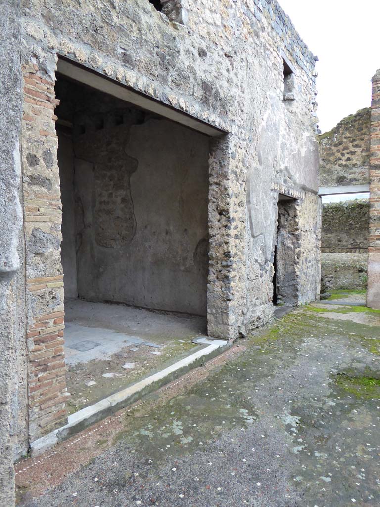 I.9.5 Pompeii. January 2017.
Looking south along east portico, with doorways to room 13, 14 and 15.
Foto Annette Haug, ERC Grant 681269 DÉCOR.
