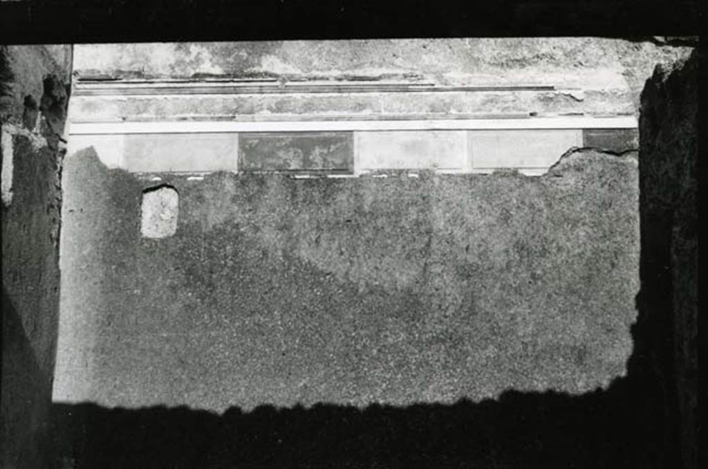 I.9.5 Pompeii. 1975. Domus of Euplia, first room left peristyle, S of back garden, back E wall. Photo courtesy of Anne Laidlaw.
American Academy in Rome, Photographic Archive. Laidlaw collection_P_75_5_17.