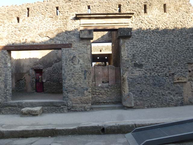 I.9.5 Pompeii. December 2004. Entrance. Cast of door.