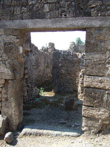 I.9.9 Pompeii. September 2005. Stairs to upper floor against south wall of entrance fauces.