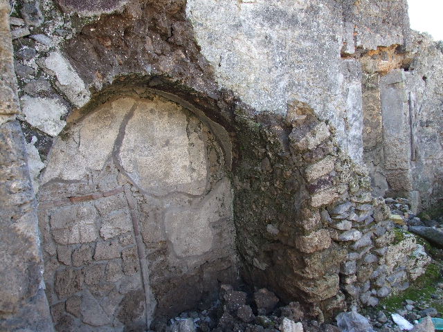 I.9.9 Pompeii. December 2006. On the left can be seen the west end of the entrance corridor. Behind the ruins of the north wall of the corridor can be seen the north-west corner of a cubiculum, on the right.