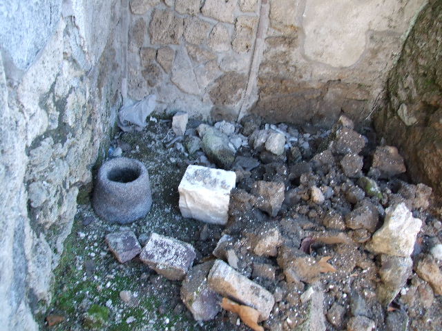 I.9.9 Pompeii. September 2005. Looking west along corridor leading to rear.