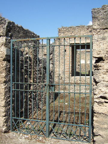 I.9.12 Pompeii. March 2009.  Room 1.  Atrium.  Impluvium.

