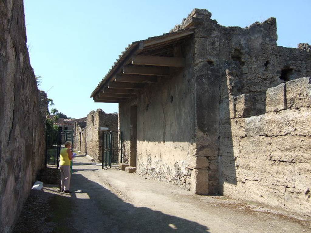 I.17, on left. September 2005.                   Via di Castricio looking west.                                              I.9.13 on right. 