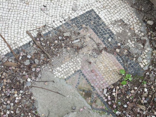 I.9.14 Pompeii. March 2009. Room 2. Remains of garden painting on garden wall.