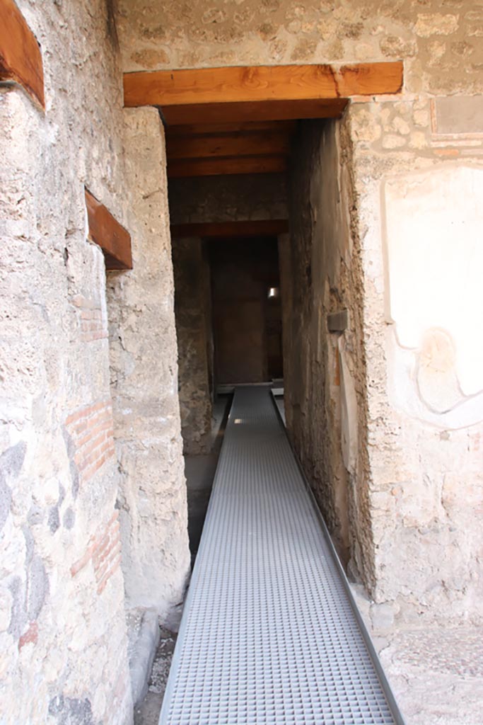 I.9.14 Pompeii. October 2022.
Corridor, looking south, on south side of doorway to room 4 (on left). Photo courtesy of Klaus Heese.