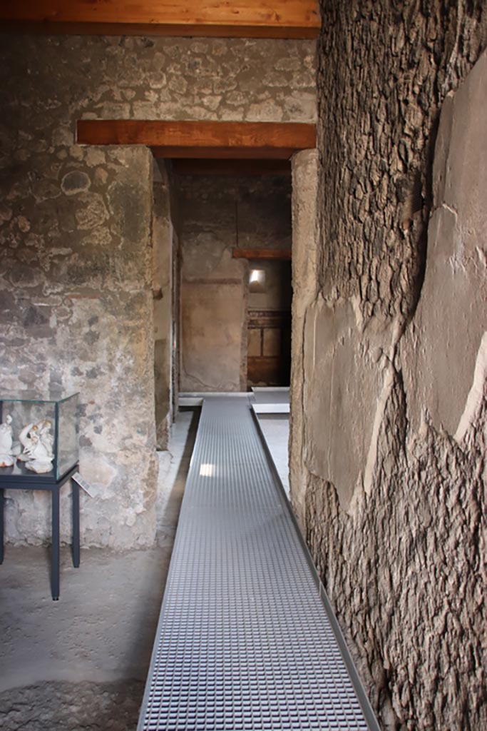 I.9.14 Pompeii. October 2022.
Room 5, south wall, with continuation of corridor towards atrium. Photo courtesy of Klaus Heese.