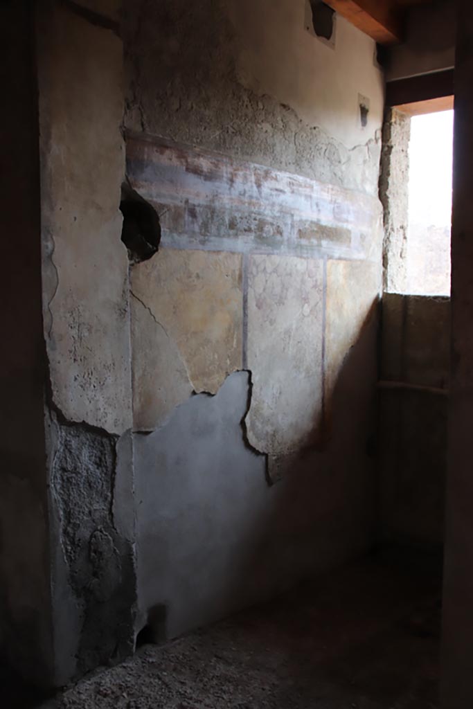 I.9.14 Pompeii. October 2022.
Room 14, east wall of entrance corridor/fauces. Photo courtesy of Klaus Heese.