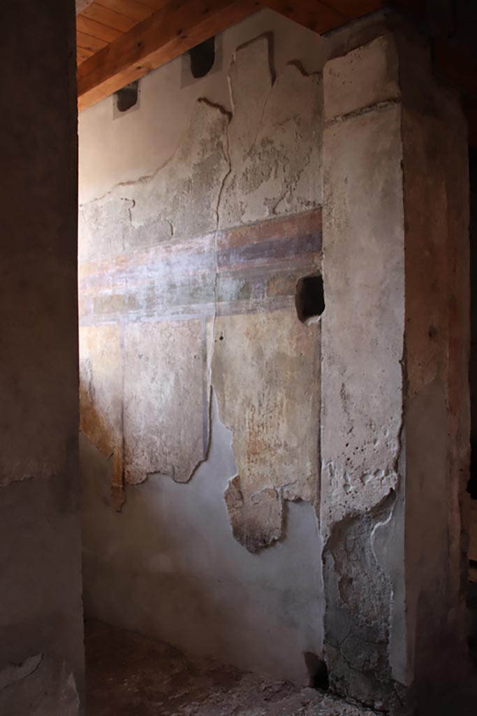 I.9.14 Pompeii. October 2022.
Room 14, west wall of entrance corridor/fauces. Photo courtesy of Klaus Heese.
