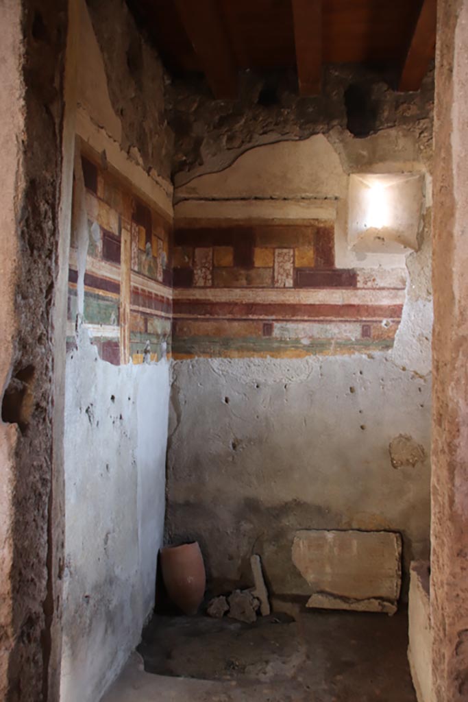 I.9.14 Pompeii. October 2022.
Room 15, looking south along east wall towards south-east corner. Photo courtesy of Klaus Heese.