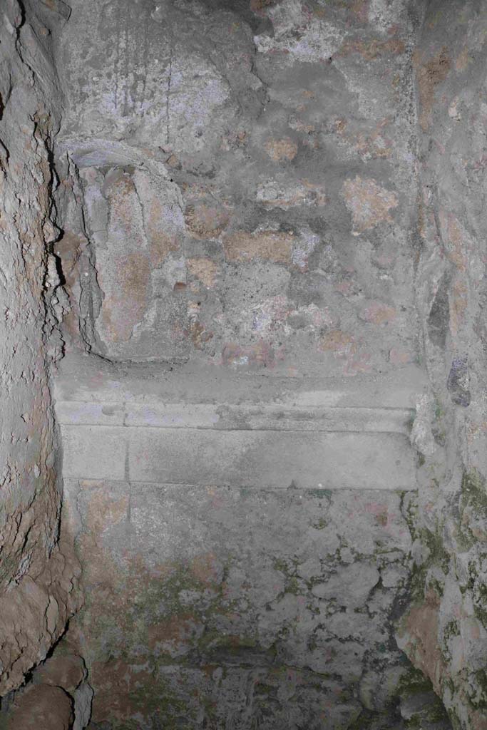 I.10.1 Pompeii. December 2018.
South wall, with niche above latrine. Photo courtesy of Aude Durand.
