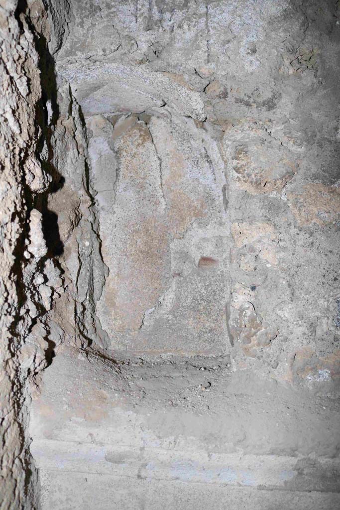 I.10.1 Pompeii. December 2018.
Detail of niche divided from its two other niches, by the building of the wall of the latrine.
Photo courtesy of Aude Durand.