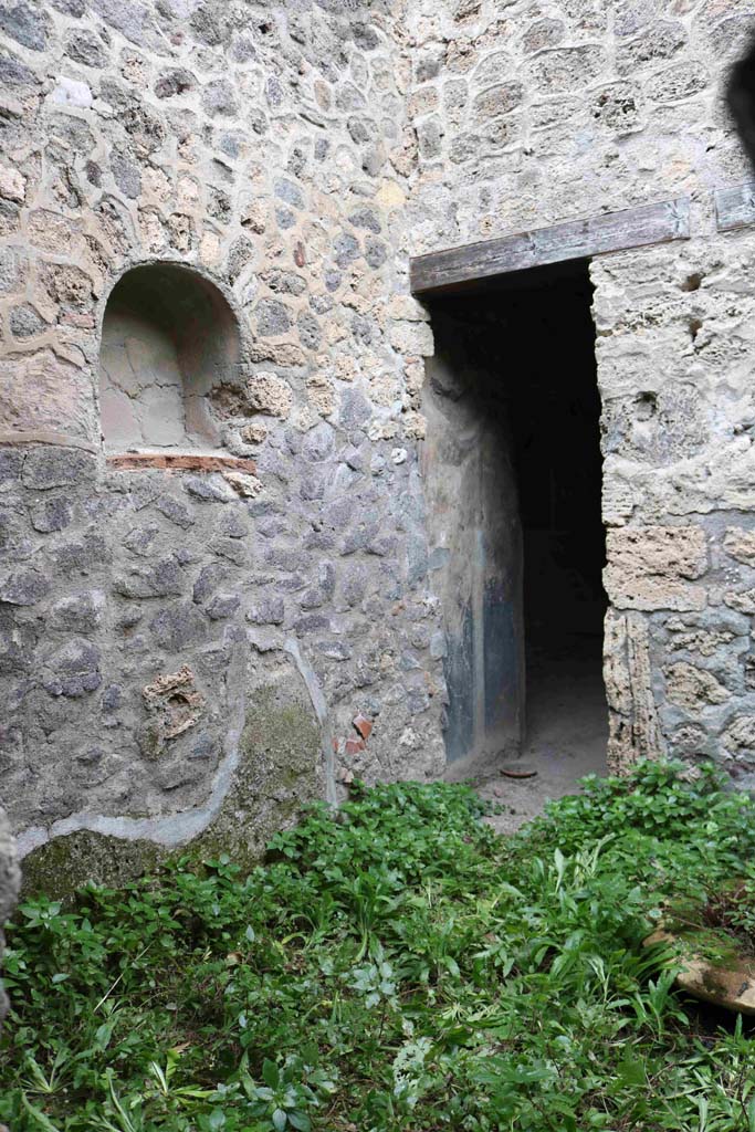 I.10.1 Pompeii. December 2018.
North-east corner of small uncovered area (5), with doorway to tablinum/atrium. Photo courtesy of Aude Durand.