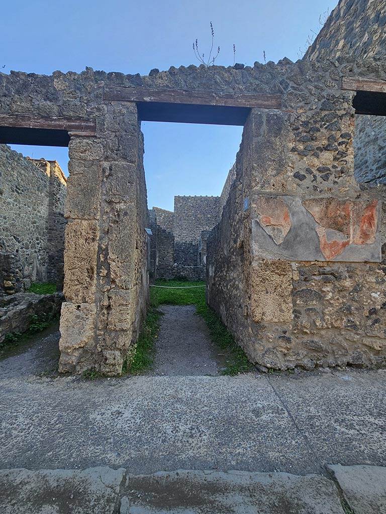 I.10.3 Pompeii. December 2006. Niche on east wall of fauces.
Fröhlich described a painted round altar, small snake, two Lares and an inscription “Felix aeris IV as, Florus X”. See Fröhlich, T., 1991, Lararien und Fassadenbilder in den Vesuvstädten. Mainz: von Zabern. (L13 p.255). Varone refers to the inscription as painted in red on a small aedicule located in the vestibulum. “Felix aeris as(sibus) IV, Florus X”.
According to Varone, CIL IV 7339 is translated as “Felix for four asses, Florus for ten”. See Varone, A., 2001, Erotica Pompeiana: Love Inscriptions on the Walls of Pompeii. Rome: L’ Erma di Bretschneider. (p.154). See Varone, A. and Stefani, G., 2009. Titulorum Pictorum Pompeianorum, Rome: L’erma di Bretschneider (p.120 for a drawing of the graffito, which Varone and Stefani say is no longer conserved).