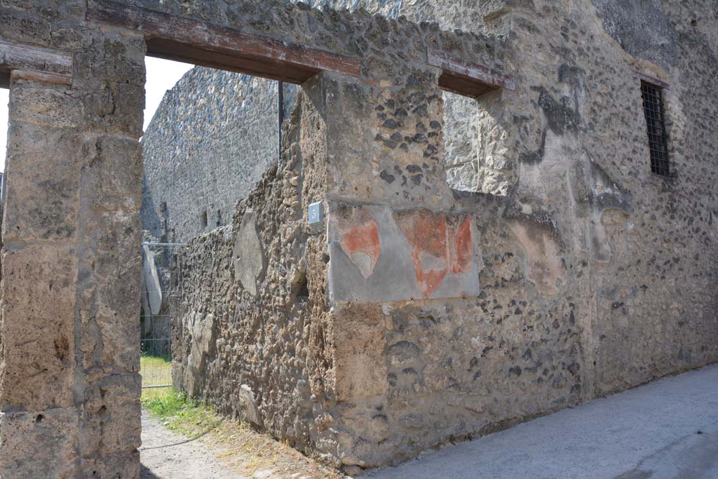I.10.3 Pompeii. December 2006. Niche with painted round altar, small snake, two Lares and an inscription “Felix aeris IV as, Florus X.”. .