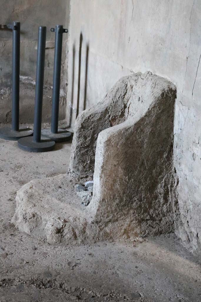 I.10.4 Pompeii. December 2018.
Room 3, structure against south wall. Photo courtesy of Aude Durand.