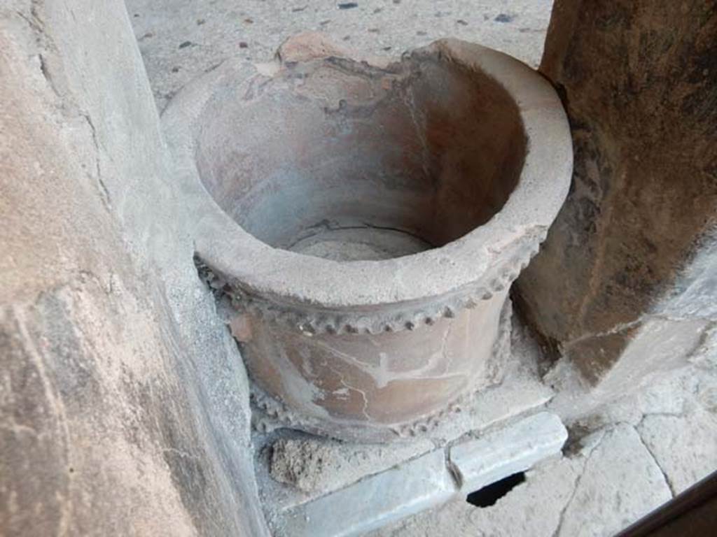 I.10.4 Pompeii. May 2017. Puteal on west side of north portico, looking from garden side. Photo courtesy of Buzz Ferebee.
