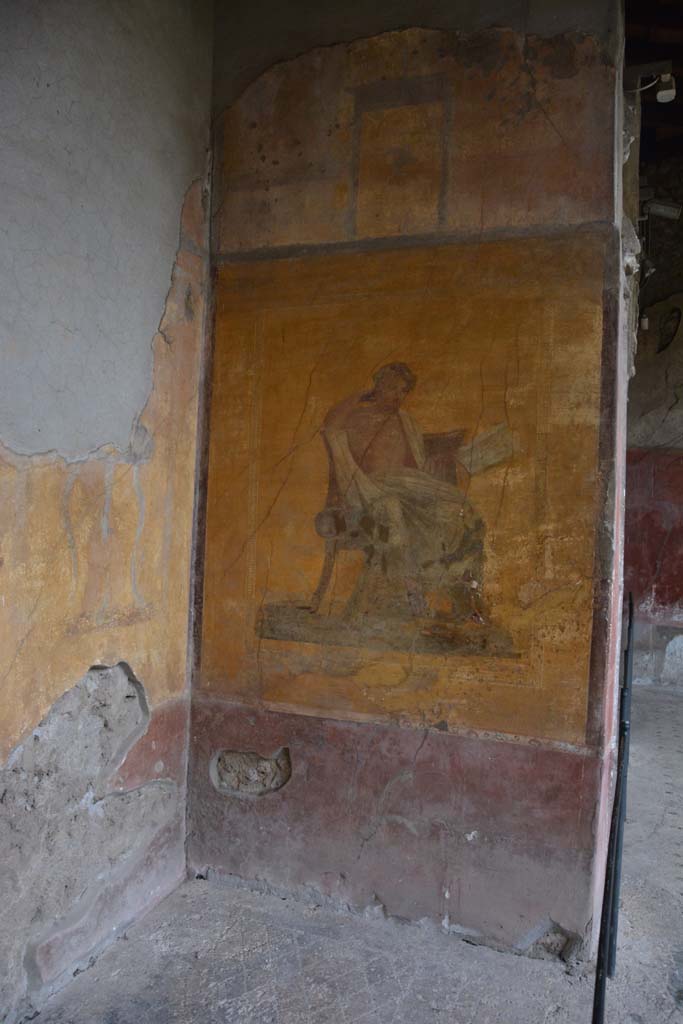 I.10.4 Pompeii. October 2017. 
Alcove 23, south-west corner and west wall with wall painting of poet. 
Foto Annette Haug, ERC Grant 681269 DÉCOR.
