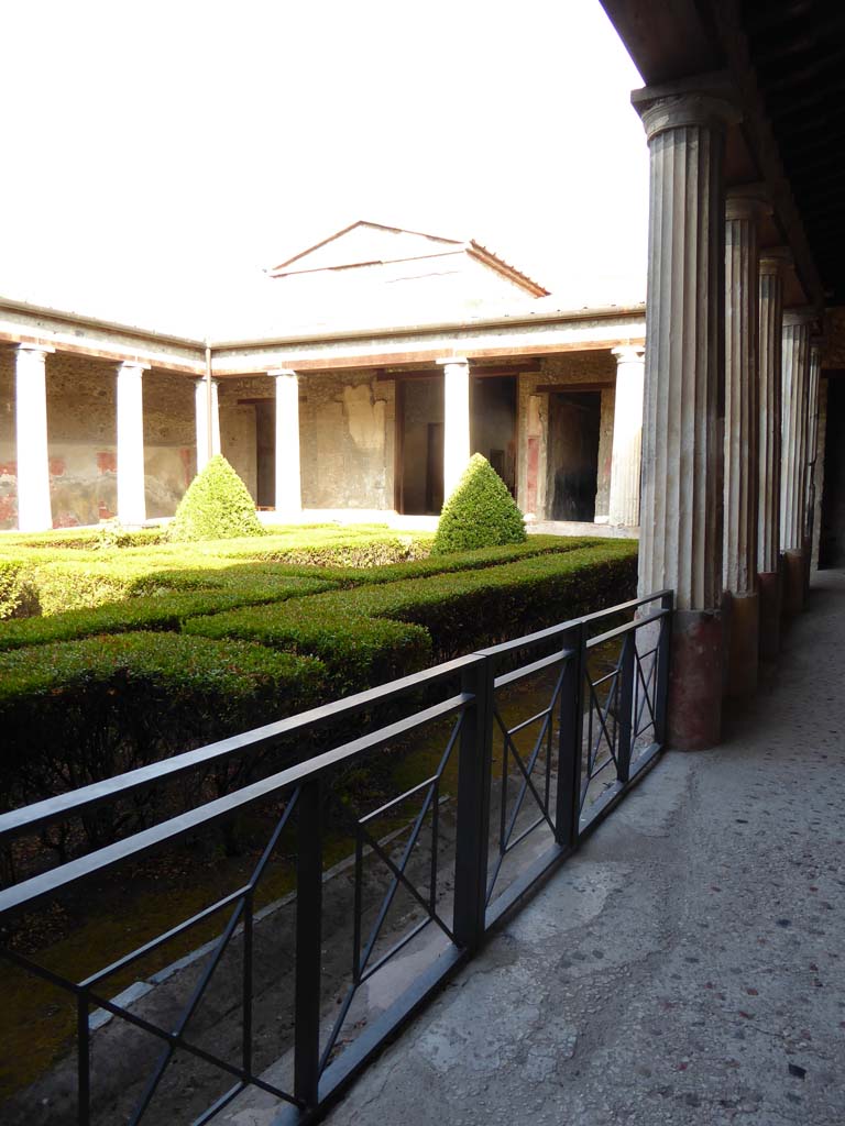 I.10.4 Pompeii. September 2017. Looking north-west across peristyle garden from east portico.
Foto Annette Haug, ERC Grant 681269 DÉCOR.
