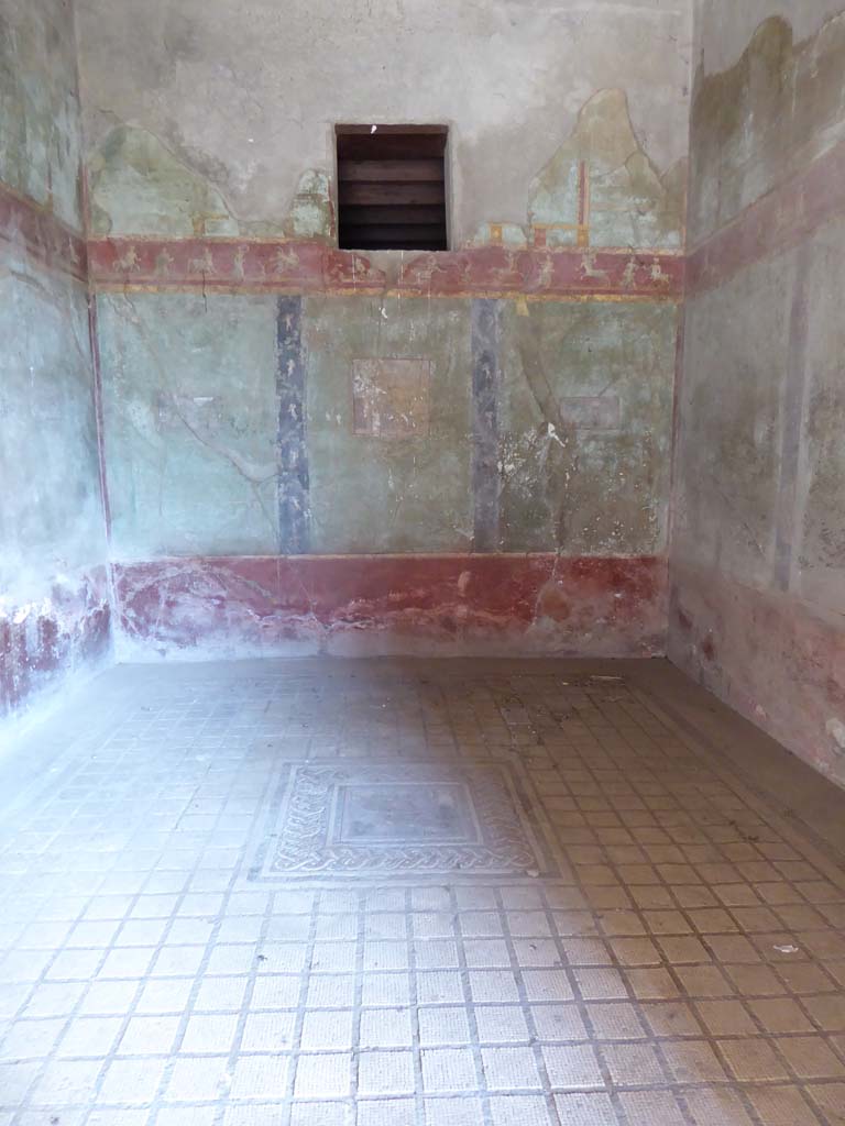 I.10.4 Pompeii. September 2017. 
Room 11, looking north from entrance doorway across mosaic floor with square pattern. 
The central mosaic emblema shows pygmies navigating along the Nile in their boats.
On the walls are paintings of Andromeda and Perseus with the head of the Gorgon held high, a young Dionysus and Maenad, and one possibly a Satyr and cupid.
An upper border has painted centaurs and female figures and vertical panels have cupids.
The threshold mosaic has a multi-coloured meander pattern.
Foto Annette Haug, ERC Grant 681269 D�COR.


