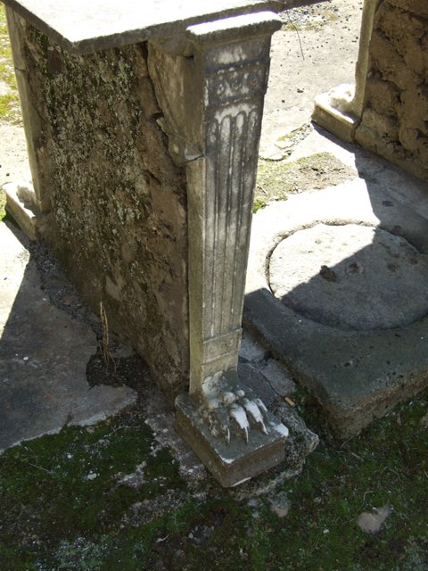 I.10.7 Pompeii. March 2009. Detail of table leg in north-east corner.