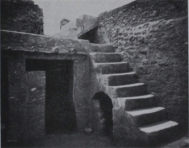 I.10.8 Pompeii. March 2009. Room 7, latrine at south end.