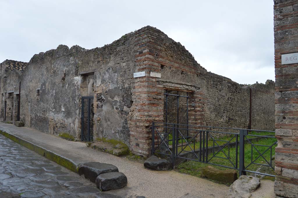 I.10.9 Pompeii. September 2005. Entrance, looking east.
