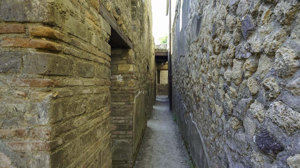 I.10.15 Pompeii. May 2006. Corridor looking south, leading to I.10.14 and I.10.4.