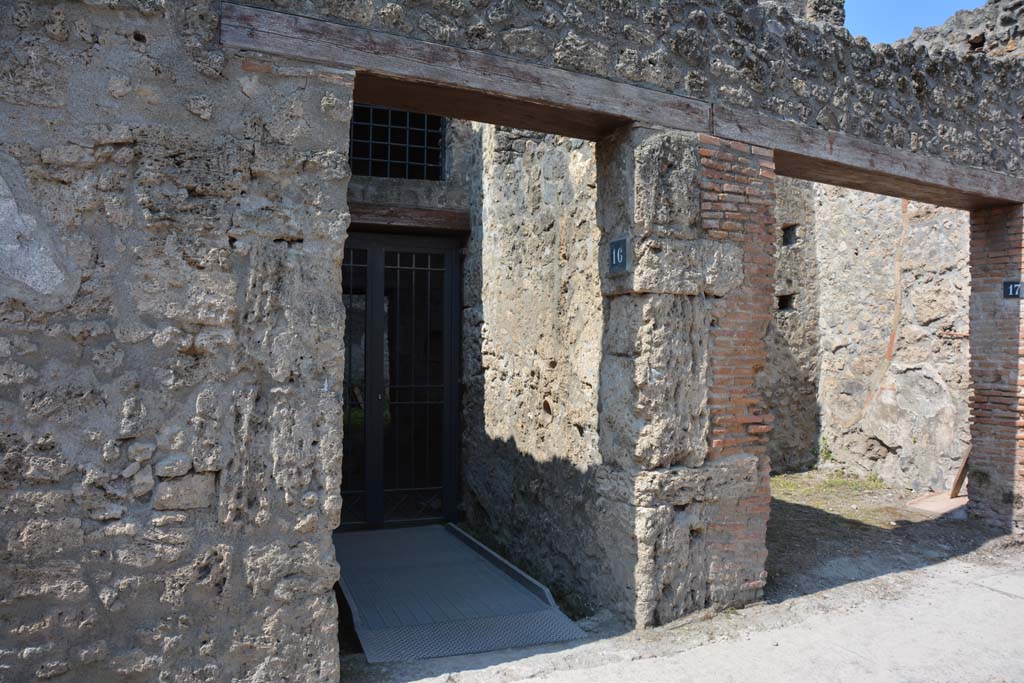 I.10.16 Pompeii.  September 2005.  Entrance.