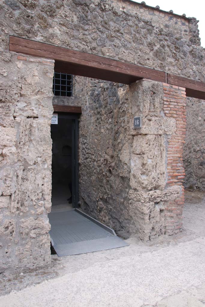 I.10.16 Pompeii.  March 2009.  Atrium.  Pent roof with Compluvium.