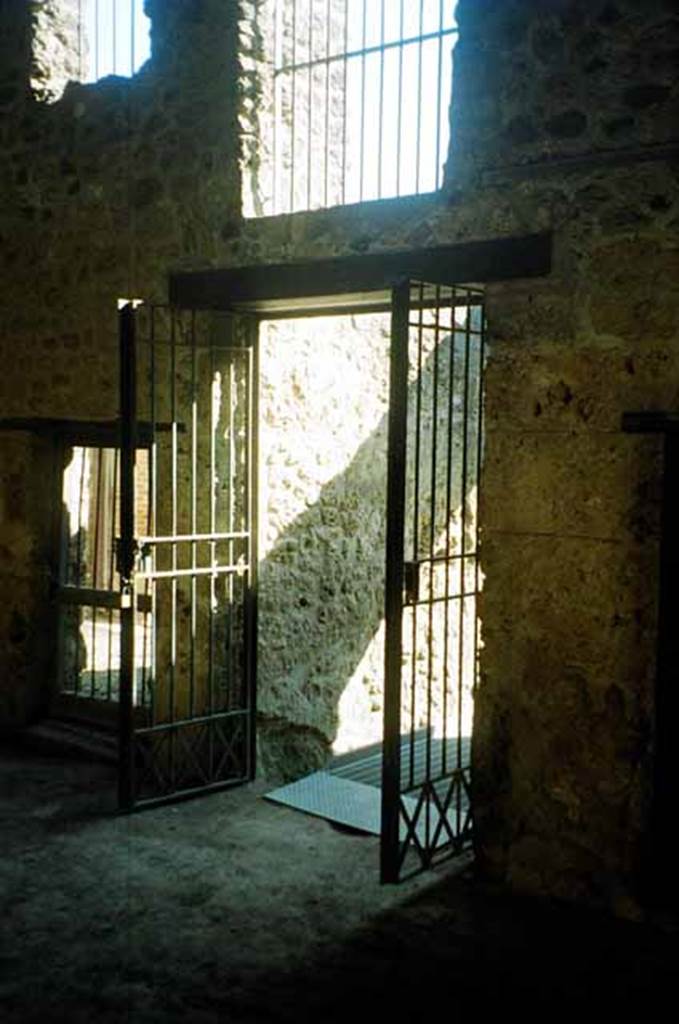 I.10.16 Pompeii.  September 2005.   Impluvium.