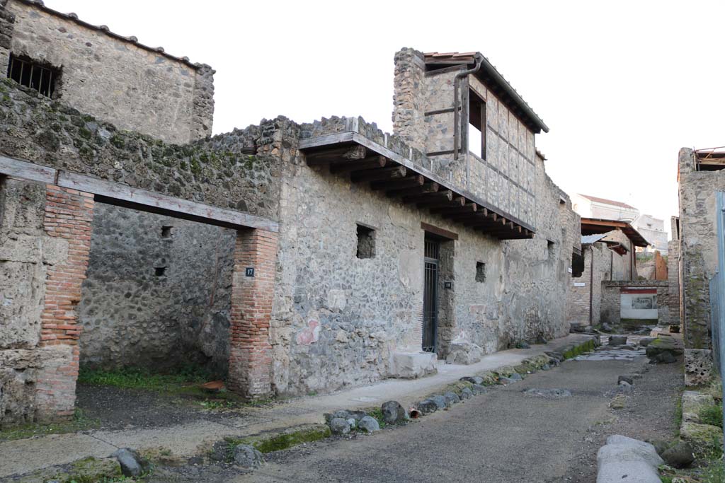 I.10.18 Pompeii, centre right. December 2018.
Looking north along west side of Vicolo di Paquius Proculus. Photo courtesy of Aude Durand.