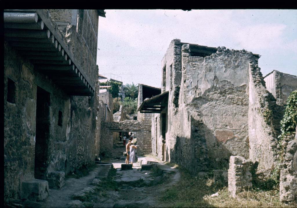 I.10.18 Pompeii, on left. Looking north along roadway. I.7.15/16/17 on right.
Photographed 1970-79 by Günther Einhorn, picture courtesy of his son Ralf Einhorn.