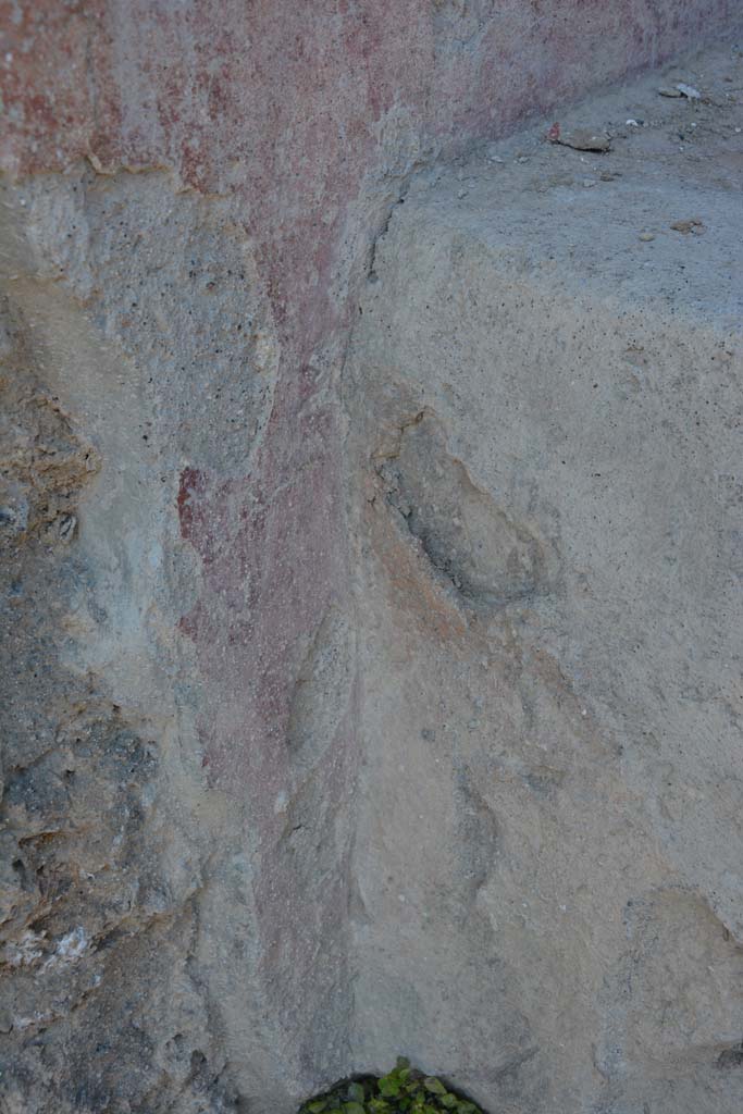 I.10.18 Pompeii. April 2017.
Detail of remaining painted plaster on south side of bench seating on south side of entrance doorway.
Photo courtesy Adrian Hielscher.