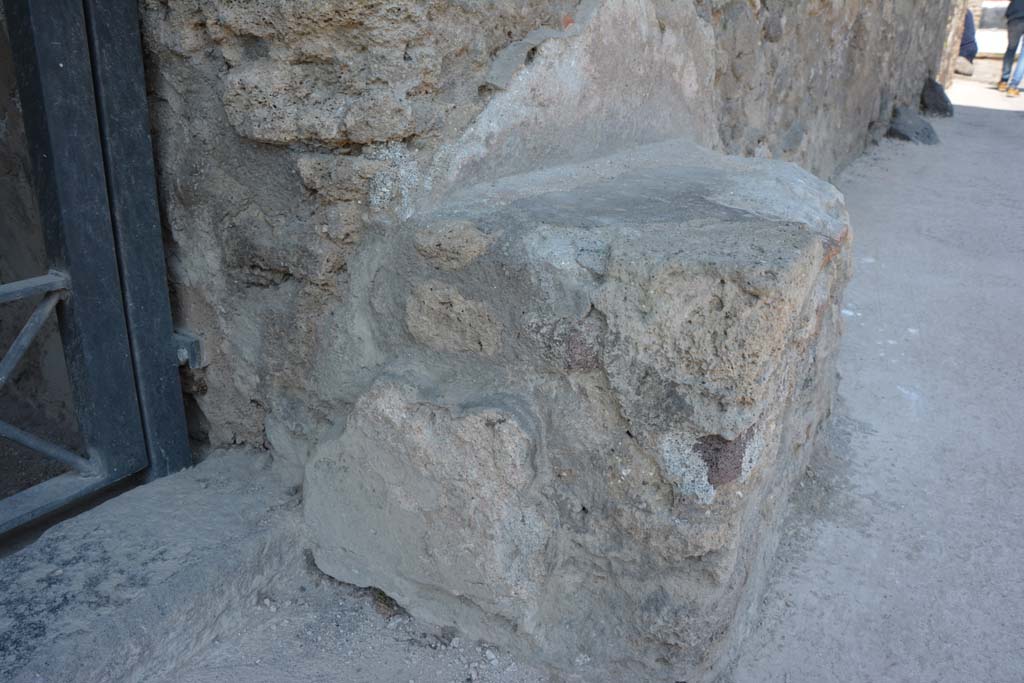 I.10.18 Pompeii. April 2017. Detail of remaining plaster at rear of bench seating on north side of entrance doorway.
Photo courtesy Adrian Hielscher.