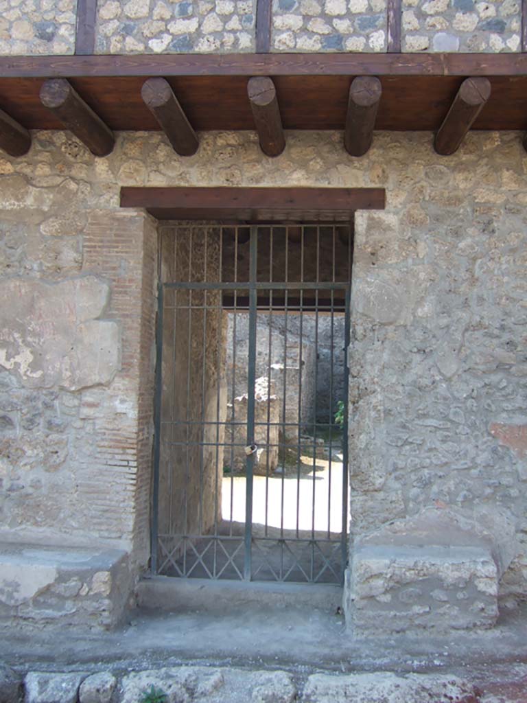 I.10.18 Pompeii. September 2005. Entrance doorway.
According to Della Corte, found on the left side of the doorway was an electoral recommendation –
Aufidius Primus (rogat)     [CIL IV 7375]
Found on the right side of the doorway were –
(Aufidius) Ampliatus rog(at)       [CIL IV 7377] and
[Prim]us cliens (cupidus?) rogat      [CIL IV 7378]
See Della Corte, M., 1965. Case ed Abitanti di Pompei. Napoli: Fausto Fiorentino. (p.304)

According to Epigraphik-Datenbank Clauss/Slaby (See www.manfredclauss.de), these read as –

[Veiento]nem 
Aufidius 
Primus        [CIL IV 7375]

M(arcum)  Cerrinium 
Vatiam  aed(ilem)  o(ro)  v(os)  f(aciatis) 
Ampliatus  rog(at)      [CIL IV 7377]

Ceium 
aed(ilem)  [3]us cliens 
[3] rogat       [CIL IV 7378]
