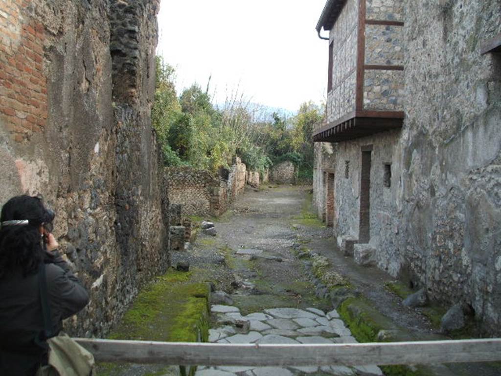 I.7 Pompeii. December 2004. Vicolo di Paquius Proculus looking south. I.10.18.