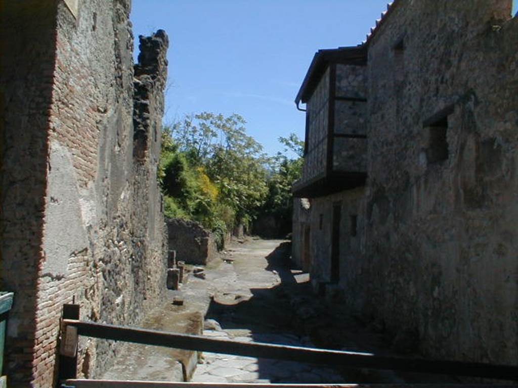 I.7 Pompeii. May 2004. Vicolo di Paquius Proculus looking south. I.10.18
