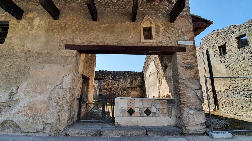 I.11.1 Pompeii.  Caupona.  Niche above entrance.
